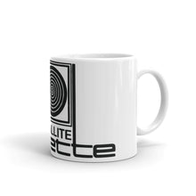 Laden Sie das Bild in den Galerie-Viewer, White glossy mug