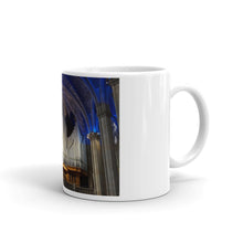 Laden Sie das Bild in den Galerie-Viewer, White glossy mug