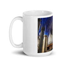 Laden Sie das Bild in den Galerie-Viewer, White glossy mug