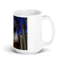 Laden Sie das Bild in den Galerie-Viewer, White glossy mug